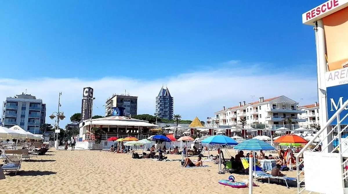 Enchanting Sea View, Beach Spot And Pool Lido di Jesolo Apartment